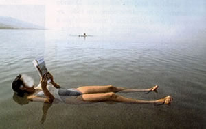 Mulher flutuando no mar Morto.